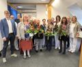 Bild: Holger Baier, KNO/exb
Krankenhausdirektor Stephan Schumacher (links) ließ Blumen sprechen: Zehn Mitarbeiterinnen und Mitarbeiter des Krankenhauses Kemnath wurden für 25 und 40 Jahre im Unternehmen geehrt.