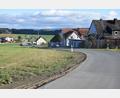 Bild: fz
Die angebliche "Rennstrecke" in Obersdorf. Unten an der Kreuzung herrscht "rechts vor links". Geradeaus geht es zum Reiterhof Hahnenmühle weiter. Das Obersdorfer Straßenstück wird bei der Dorfversammlung auch angesprochen werden. Tempo 30 soll im ganzen Ortsteil kommen.