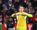 Bild: Tom Weller/dpa
Entschuldigte sich nach der Roten Karte: Manuel Neuer.