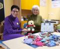 Bild: Sandra Dietl/Klinikum
Flika-Vorsitzende Margit Meier (links) bedankt sich bei Christa Zeiler für die von ihr gestrickten Socken mit dem neuen Maskottchen von Flika.