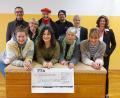 Bild: mfh
Die Neukirchner Weihnachtsaktion „Spenden statt Geschenke“ ist für alle Beteiligten ein Grund zur Freude: (vorne, von links): Judith Kreussel (Tanzsparte 1. FCN), Elena Pilhofer (stellvertretende Schulleiterin), Margit Deyerl (Geschenke und mehr), Julia Weigl (Gärtnerei Weigl). Stehend von links: Peter Achatzi (Bürgermeister), Martina Grünthaler (Landbäckerei Grünthaler), Markus Balleisen (Immobilien Balleisen), Markus Förderreuther (Metzgerei Deyerl), Bernd Windisch (Raiba Auerbach-Freihung), Sigrid Heinl (Sparkasse Amberg-Sulzbach).