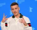 Bild: Jens Kalaene/dpa
Felix Lobrecht wird 2025 im Ersten zu sehen sein.