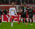 Bild: Armin Weigel/dpa
Nick Woltemade (Dritter von rechts) jubelt nach seinem Treffer zum 3:0. Der Regensburger Bryan Hein (Mitte) ist frustriert. Der Jahn war gegen den VfB chancenlos.