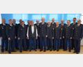 Bild: Polizeipräsidium Oberpfalz/PHM Jonas Krauß 
Treffen immer den richtigen Ton: Die Mitglieder des Polizeichors Weiden (von links) Josef Zehent, Joachim König, Otto Stockerl, Hans Liedl, Karlheinz Senft, Wilfried Korte, PD a.D. Josef Wittmann, Siegfried Liedl, PP Thomas Schöniger, Josef Frischholz, Thomas Gallei, Georg Hüttner, Peter Kunz, Alfred Meier, Martin Zehent und Johannes Neumüller.