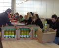 Bild: Houschka
Zur Aktion der Weihnachtstrucker gehören viele ehrenamtliche Helfer, die jedes Jahr in einer Godelmann-Halle Geschenkpakete für Bedürftige in Rumänien packen. Heuer wurden über 1500 Kartons befüllt und für die Beladung auf Lastzüge transportfertig gemacht.