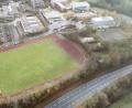 Bild: Thilo Hierstetter
Blick auf das Krötensee-Schulzentrum mit den Sportplätzen. Das städtische Areal rechts vom Fußballplatz, auf dem sich kleinere Sport- und Freizeitanlagen befinden, soll für den Bau einer neuen Kita in die engere Wahl gerückt sein. Die B 85 (im Bild unten rechts) führt direkt am Gelände vorbei.