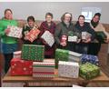 Bild: ils
Die Weihnachtsgeschenke in hübsch verpackten Schuhkartons bringen (von links) Katrin Feil, Gabi Schröml, Erna Mehlhase, Erika Häupler, Carolin Häupler und Eva Häupler auf den Weg.