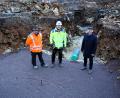 Bild: tra
Christian Wallner vom Bauunternehmen Sommer Tiefbau, Matthias Wagner von Lindschulte Ingenieure und Bürgermeister Hans Ram (von links) machen sich ein Bild von den Arbeiten zur Erneuerung der Wasserleitung in Ensdorf