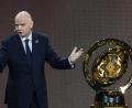 Bild: Rebecca Blackwell/AP/dpa
FIFA-Präsident Gianni Infantino bei der Auslosung mit der WM-Trophäe.