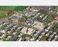 Archivbild: mür
In welcher Höhe müssen Immobilieneigentümer in Mitterteich ab 2025 Grundsteuer abführen? Der Stadtrat legte nun die neuen Hebesätze fest. Die Luftaufnahme zeigt das Viertel rund um die Zanklgartenstraße mit Grund- und Mittelschule (Mitte) sowie Mehrgenerationenquartier (darunter).