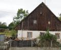 Bild: Schönberger/exb
Ein steiles Satteldach und einseitiger Dachüberstand: Das findet man bei vielen alten Häusern im Landkreis Schwandorf.