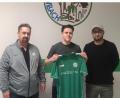 Bild: DJK Gebenbach
Leo Rjumin (Mitte) unterschreibt für zwei Jahre bei der DJK Gebenbach. Rechts Sportlicher Leiter Erdal Izmire, links Jugendleiter und zweiter Vorsitzender Jörg Lütje.