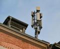 Bild: Wolf von Dewitz/dpa
Ein Mobilfunkmast mit 4G/LTE-Antennen (länglich) und 5G-Antennen (quadratisch) steht auf einem Dach eines Wohnhauses.