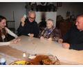 Bild: kro
Erna Fritsch beim Schafkopfen mit ihrer Enkelin Judith, Sohn Werner und Sohn Helmut (von links).