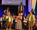 Archivbild: dob
Die Premiere im April dieses Jahres ist gelungen: Manche Lieder wurden in der Stadthalle von Rudi Salomon (links), der normalerweise am Flügelhorn sitzt, zusammen mit Lisa Grießl und Norbert Roßmann gesungen.