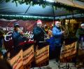 Bild: Kunz
Die Neustädter Turmbläser lassen auf dem Weidener Christkindlmarkt weihnachtliche Lieder erklingen.
