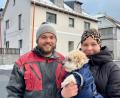 Bild: Gabi Schönberger
Jonas Kraus und Annalena Götz mit Hund Guido vor ihrem Haus in Waldthurn, das sie liebevoll "Hittn in da Mittn" getauft haben. Das Paar saniert das Anwesen von Jonas' Großvater, dem legendären Siffert Sepp, der das Projekt nicht mehr mit beenden konnte. Er verstarb im Sommer nach kurzer Krankheit.