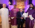 Bild: do
Zum 80. Geburtstag von Mesnerin Elisabeth Hartwanger gratulieren Stadtpfarrer Johannes Bosco, Pfarrvikar Dr. Joby Kavungal und Pastoralreferent Alfred Kick nicht nur zum Geburtstagsjubiläum. Vom Beifall der Gläubigen begleitet überreicht der Ortspfarrer der Jubilarin auch eine besondere Auszeichnung des Diözesanbischofs.