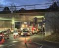 Bild: Andreas Royer
Ein Bagger auf einem Tieflader war am frühen Montagnachmittag zu hoch für Eisenbahn-Unterführung an der Hofgartenstraße. Dort verkeilte sich das Gespann. Der Bahnverkehr wurde daraufhin kurze Zeit eingestellt.