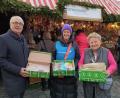 Bild: Stadt Schönsee, Jutta Grosser/exb
Zweiter Bürgermeister Andreas Hopfner (links) und Klöpplerin Brigitte Gritsch (rechts) übergeben 964 Klöppelsterne an Beate Merz vom Sternstunden-Team.