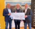 Bild: Stadt Schwandorf, Andreas Hofmeister/exb
Oberbürgermeister Andreas Feller (Mitte) bedankt sich bei Stefan Brandl (links) und Thomas Liebl (rechts) für die vorweihnachtliche Spende.