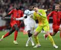 Bild: Sven Hoppe/dpa
Manuel Neuer (2.vr) foult Leverkusens Jeremie Frimpong und sieht die Rote Karte.