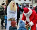 Bild: ds
Das Christkind und der Nikolaus beschenkten die kleinen Weihnachtsmarktbesucher mit Leckereien.
