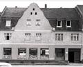 Bild: Archiv Schulz
Beim Großbrand 1909, bei dem neun Wohnhäuser und 30 Stadel beziehungsweise Stallungen ein Raub der Flammen wurden, brannte auch das Anwesen Hauptstraße 41 nieder. Nach dem Wiederaufbau war spätestens ab den 1920er Jahren bis 1972 der Konsum dort untergebracht.