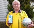 Archivbild: do
Ludwig Schreml mit Ball und Pokal nach der Ehrung "Danke Schiri" des Deutschen Fußballbundes. Er starb im Alter von 88 Jahren.