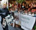 Bild: Stephan Huber
Redakteurin Andrea Mußemann war für diese Geschichte als Verkäuferin in der Sozialbude auf dem Weihnachtsmarkt in Amberg 2024 im Einsatz – oder besser vor der Sozialbude.