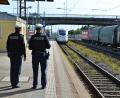 Symbolbild: Bundespolizei 
Bundespolizisten aus Regensburg müssen einen 21-jährigen Schwarzfahrer nach heftiger Gegenwehr gefesselt aus dem Zug entfernen.