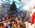 Bild: lg
Der Nikolaus ist endlich da. Er verteilt mit seinen Helferinnen 500 Päckchen an die Kinder, die dichtgedrängt mit ihren Eltern den Marktplatz bevölkern.
