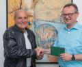 Bild: Wolfgang Steinbacher
Händedruck nach rund 40-jähriger Tätigkeit als freier Mitarbeiter: Redaktionsleiter Markus Müller verabschiedet Klaus Högl (links).