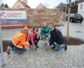 Bild: bjp
Gemeinsam habe man ein schönes Fleckl geschaffen: Mit der Schusssteinlegung beschlossen Baufirmenchef Alexander Dumler, Bauamtsreferentin Sabrina Schaffner, Ingenieur Michael Wagner und Bürgermeister Bernhard Stangl (von links) die Arbeiten an den Straßen der oberen Altstadt.