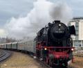 Bild: Heike Unger
Die Dampflok 23 058, eine der letzten, die noch bis 1975 für die Deutsche Bahn verkehrten, machte am Samstag, als "Nikolausexpress" nach Regensburg einen kurzen Stopp am Bahnhof in Amberg