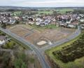Bild: Andreas Heinz
Das neue Baugebiet der Gemeinde Reuth aus der Vogelperspektive. Eine Stichstraße und eine u-förmige Straße erschließen das Gebiet. Die beiden Straßen wurden jetzt für den öffentlichen Verkehr gewidmet.