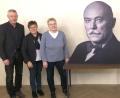 Bild: wro
Die Akteure beim im Kapitelsaal der Burg Falkenberg uraufgeführten Sprechstück: von links Klaus Müller aus Tirschenreuth, Sabine Bauer (Bodenreuth) und Martina Mark aus Falkenberg. Rechts das Bild von Friedrich-Werner Graf von der Schulenburg.