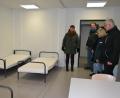 Bild: as
Die Einrichtung der Zimmer ist einfach. Pro Etage gibt es ein größeres Familienzimmer, in dem vier Personen gemeinsam untergebracht werden können. Beim Besichtigungstermin dabei waren (von links) Integrationslotsin Sarah Matzke, Unterkunftsverwalter Lars Meixner, Anita Heindl von der Hausverwaltung und Bürgermeister Johannes Reger.