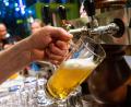 Bild: Christophe Gateau/dpa
Ob aus dem Zapfhahn (Symbolbild) eines Wirtshauses im Schwandorfer Stadtgebiet bald wieder Bier fließen darf, muss das Verwaltungsgericht Regensburg entscheiden.