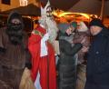 Bild: Kunz
Sankt Nikolaus und Knecht Ruprecht bei ihrem Rundgang durch den Christkindlmarkt.