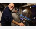 Bild: Kunz
Georg Arnold an seiner Yamaha Wildstar. Am rechten Arm befindet sich das Ehren-Tattoo.