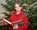 Bild: tss
Die 13-jährige Vivien Langer aus Tirschenreuth liest heuer zum ersten Mal bei den "Betthupferlgeschichten beim Christbaum" in der Pagode am Oberen Marktplatz. Sie hat sich die Geschichte "Wichtel-Weihnacht" aus dem Werk "Das große Weihnachtsbuch" ausgesucht.