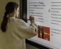 Bild: Hösamer
Nicht nur am Tablet, auch an der Tafel wird digital gearbeitet. Vorher haben die Schüler ein Lied gehört, für das ihr Lehrer einen Lückentext aufbereitet hat.