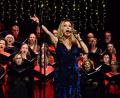 Bild: Kunz
Ein kongeniales Zusammenspiel: Deborah Sasson singt mit dem Weidener Kammerchor.