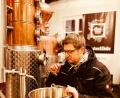 Bild: Mathias Gerstner/exb
Schnuppern gehört bei ihm natürlich zum Geschäft: Mathias Gerstner bei einer Geruchsprobe in der Brennerei in Trappstadt.