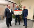 Bild: Vereinigte Sparkassen Eschenbach, Neustadt/WN, Vohenstrauß
Vorstandsvorsitzender Gerhard Hösl (rechts) überreicht mit dem Leiter der Geschäftsstelle Floß, Ulrich Höcker, (links) einen symbolischen Scheck an Bürgermeister Robert Lindner.