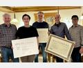 Bild: Reiner Weiß/exb
Ehrungen bei der Raumausstatter-Innung: (von links) stellvertretender Obermeister Helmut Pilhofer, Tizian Weiß, Thomas Pröls, Josef Bauer sowie Obermeister Reiner Weiß.