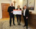 Bild:  Landratsamt Neustadt a.d.Waldnaab / Marcel Weidner
Gerhard Hösl (rechts), Vorstandsvorsitzender der Vereinigten Sparkassen Eschenbach, Neustadt/WN, Vohenstrauß, übergibt 5000 Euro an Andrea Lang von Donum Vitae.