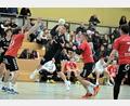 Bild: Hubert Ziegler
Julian Schaller (am Ball) von der HG Amberg kann sich in dieser Situation gegen zwei Rodinger Gegenspieler am Kreis durchsetzen.