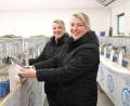 Bild: prh
Maria und Christine Striegl aus Neustadt gehören zu den wenigen jungen Kleintierzüchtern. Sie wurden in ihr Hobby praktisch hineingeboren, da Papa Josef und vor ihm sein Vater Josef mit Leidenschaft Kleintiere züchteten.